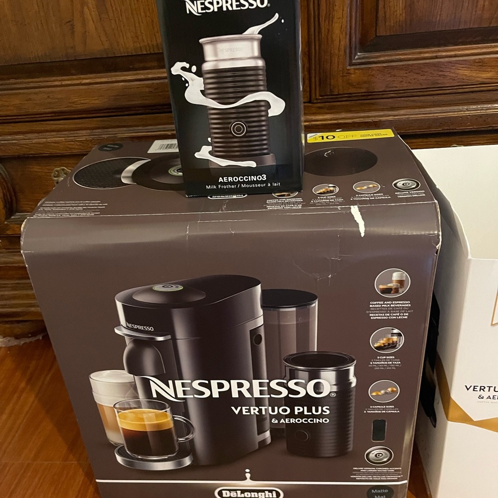 MINT Nespresso DēLonghi Vertuo Machine Plus w/Milk Warmer/Frother (Aeroccino)